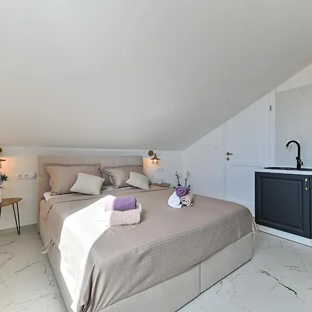 With Jacuzzi On Rooftop Apartman