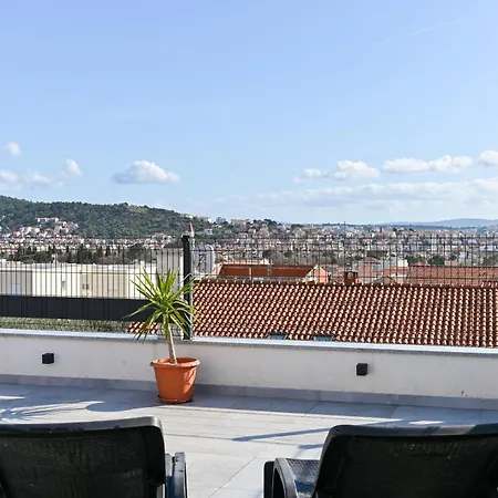 With Jacuzzi On Rooftop Apartman