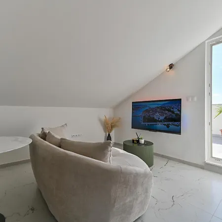 Apartment With Jacuzzi On Rooftop *