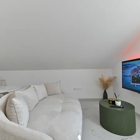 Apartment With Jacuzzi On Rooftop