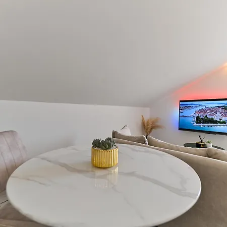 With Jacuzzi On Rooftop Apartment *