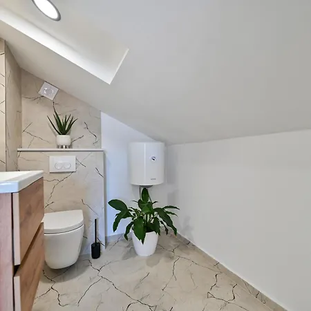 Apartment With Jacuzzi On Rooftop