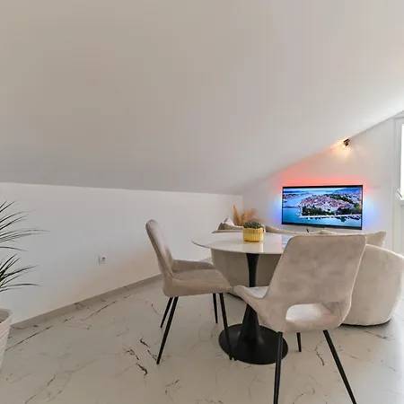 Apartment With Jacuzzi On Rooftop *