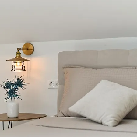 With Jacuzzi On Rooftop Apartment *