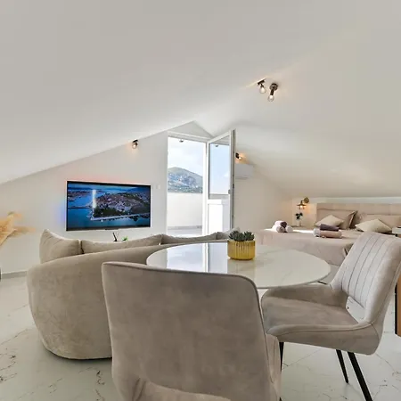 Apartment With Jacuzzi On Rooftop