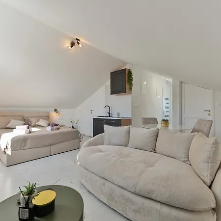 Apartment With Jacuzzi On Rooftop