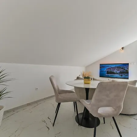 Apartment With Jacuzzi On Rooftop *