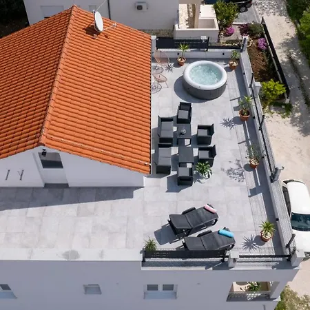 Apartment With Jacuzzi On Rooftop