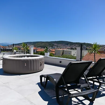 With Jacuzzi On Rooftop Apartment