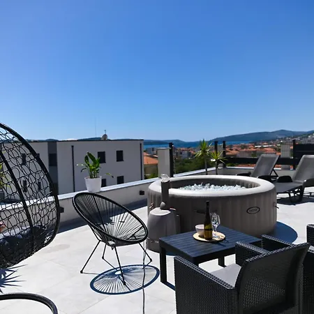 With Jacuzzi On Rooftop Apartment *