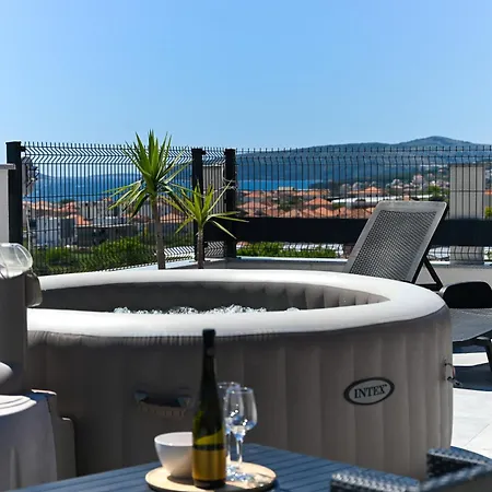 With Jacuzzi On Rooftop Apartment