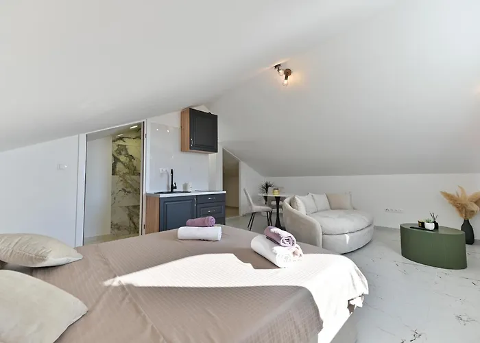 With Jacuzzi On Rooftop 아파트 트로기르