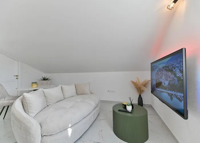 With Jacuzzi On Rooftop * 트로기르