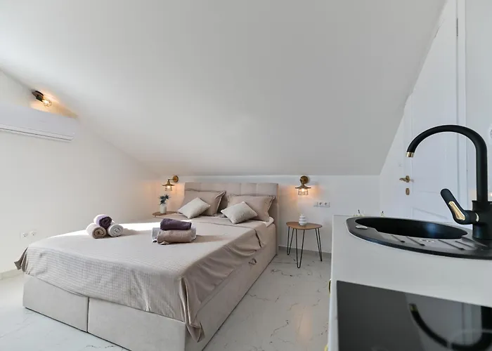 With Jacuzzi On Rooftop * 트로기르