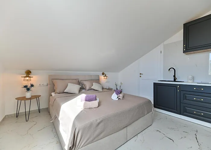 With Jacuzzi On Rooftop 아파트