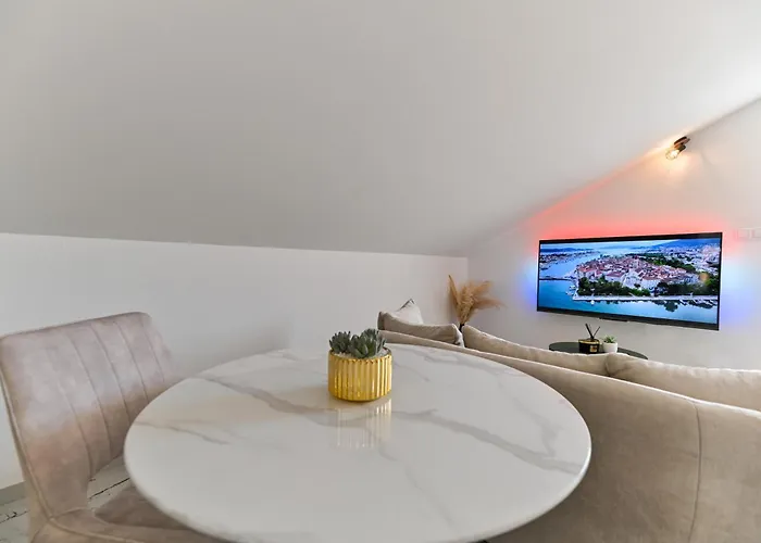 With Jacuzzi On Rooftop 아파트 *