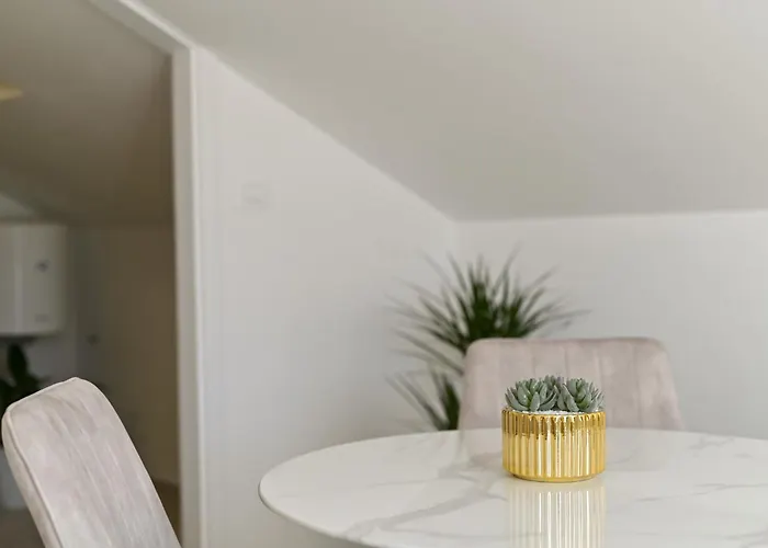 With Jacuzzi On Rooftop 아파트 트로기르