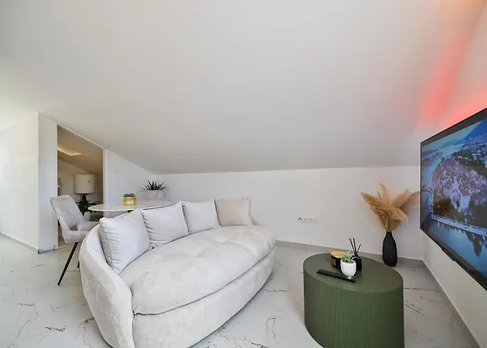 With Jacuzzi On Rooftop 아파트 트로기르