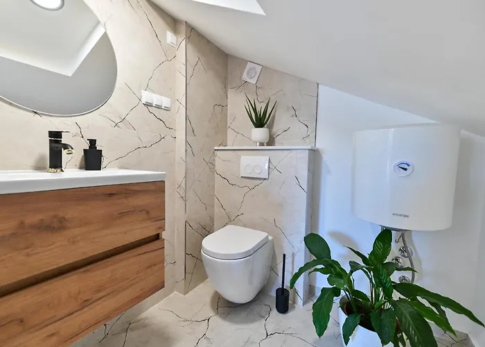 With Jacuzzi On Rooftop * 트로기르