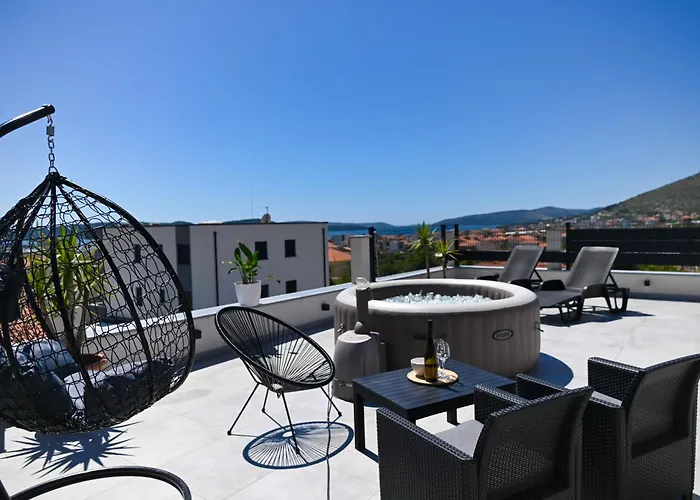 With Jacuzzi On Rooftop 아파트 *