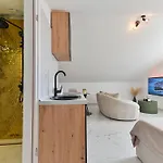 With Jacuzzi On Rooftop טרוגיר