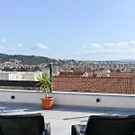 With Jacuzzi On Rooftop דירה