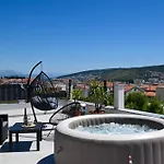 With Jacuzzi On Rooftop טרוגיר