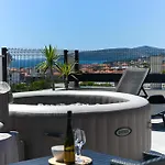 With Jacuzzi On Rooftop דירה
